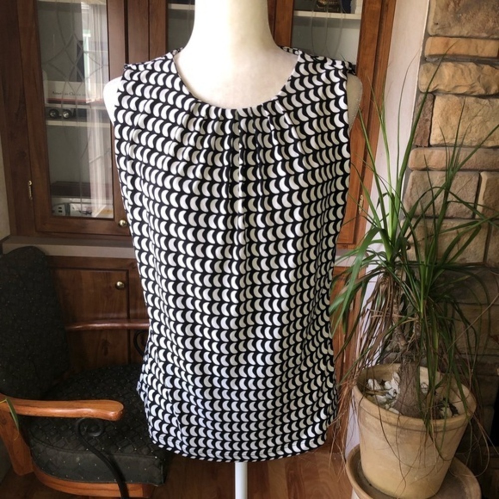 CALVIN KLEIN SIZE MEDIUM BLACK AND WHITE BUSINESS TOP PLEATED IN FRONT